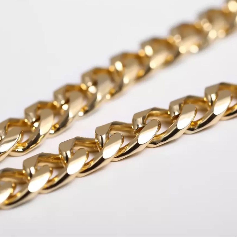 Gold Chunky Chain Choker - Picture 4 of 6
